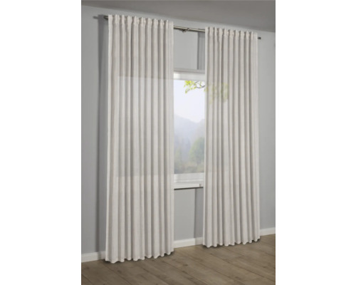 Dva světlé závěsy visí před oknem a vytvářejí světlé a uspořádané prostředí.