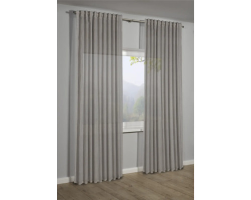 Dva závěsy visí na záclonové tyči před oknem.