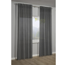 Šedé závěsy před oknem, záclonová tyč