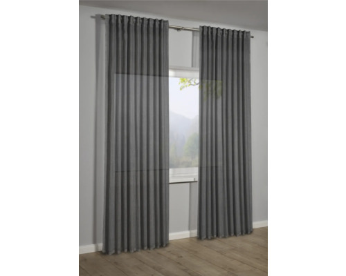 Šedé závěsy před oknem, záclonová tyč