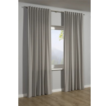 Šedé závěsy v okně s výhledem ven