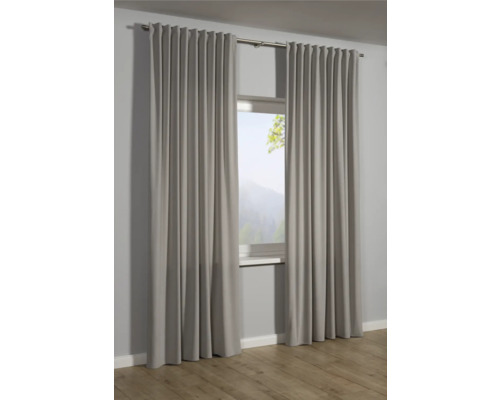 Šedé závěsy v okně s výhledem ven