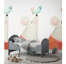 Dětský pokoj s postelí, kobercem, hračkami a nástěnnou malbou s motivy myší a ptáků.