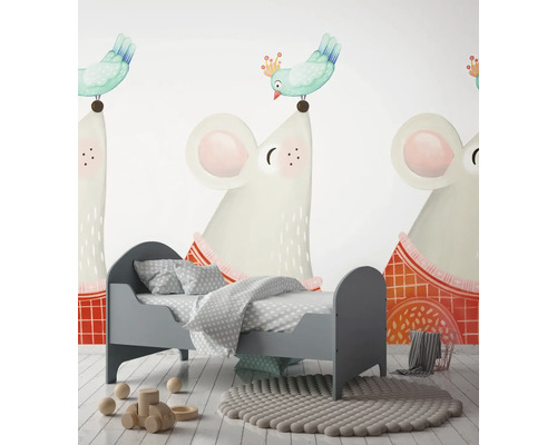 Dětský pokoj s postelí, kobercem, hračkami a nástěnnou malbou s motivy myší a ptáků.