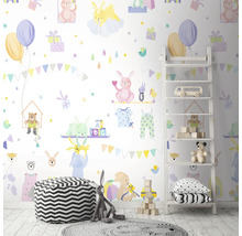 Dětský pokoj s nástěnnou malbou se zvířecími motivy, policovým regálem a sedacím nábytkem