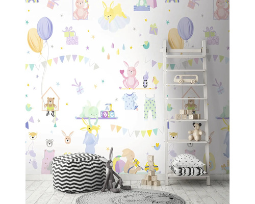 Dětský pokoj s nástěnnou malbou se zvířecími motivy, policovým regálem a sedacím nábytkem