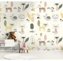 Dětský pokoj s tapetou s motivem lišky, malou skříňkou, židlí a kobercem