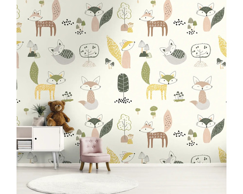 Dětský pokoj s tapetou s motivem lišky, malou skříňkou, židlí a kobercem