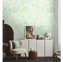 Dekorativní obývací pokoj s exotickou tapetou se vzorem ptáků a rostlin, křeslem a komodou