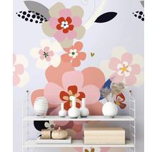 Police s dekorativními předměty před tapetou se vzorem květin