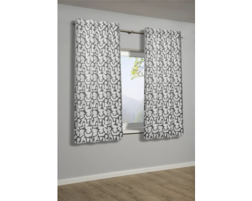 Dva vzorované závěsy visí před oknem