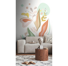 Obývací pokoj s pohovkou, konferenčním stolkem a stěnou se vzorem rostlin