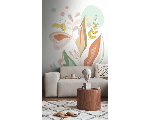 Obývací pokoj s pohovkou, konferenčním stolkem a stěnou se vzorem rostlin