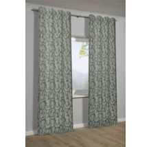 Záclony s geometrickým vzorem v okně