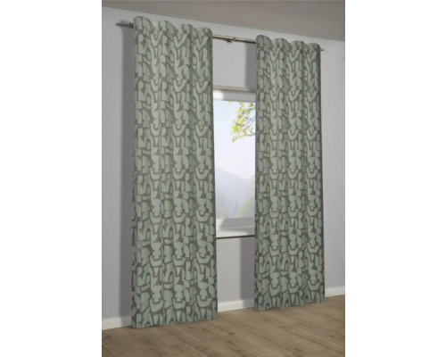 Záclony s geometrickým vzorem v okně
