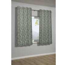 Dekorativní závěsy s abstraktním vzorem před oknem.