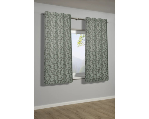 Dekorativní závěsy s abstraktním vzorem před oknem.