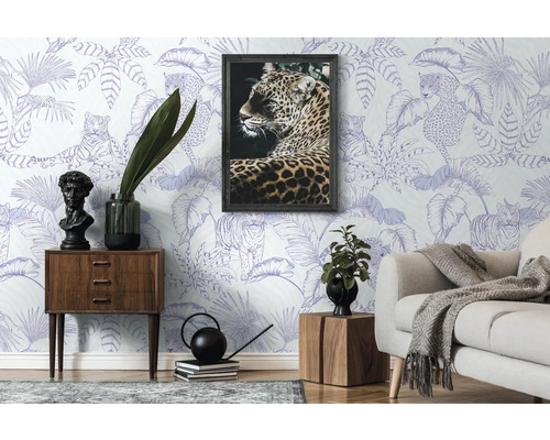 Obývací pokoj s vzorovanou tapetou, skříňkou, pohovkou a dekoracemi