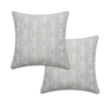 Dva dekorativní polštáře s geometrickým vzorem do obývacího pokoje.