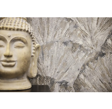 Dekorativní soška Buddhy před vzorovanou zdí