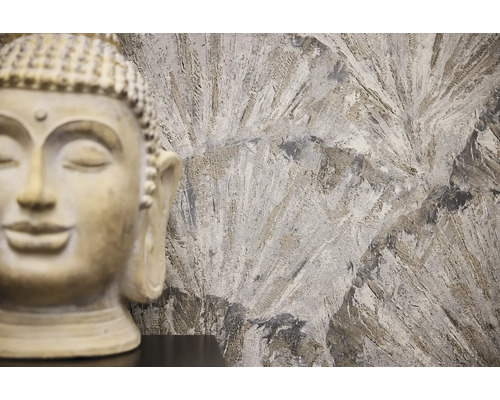 Dekorativní soška Buddhy před vzorovanou zdí