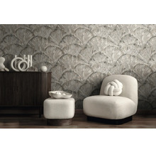 Pohled do místnosti s vzorovanou tapetou, skříňkou, křeslem a stoličkou