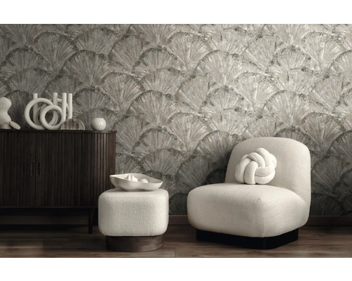 Pohled do místnosti s vzorovanou tapetou, skříňkou, křeslem a stoličkou