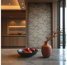 Stylový interiér s tapetou, mísou s ovocem a vázou pro útulnou atmosféru.