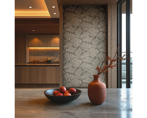 Stylový interiér s tapetou, mísou s ovocem a vázou pro útulnou atmosféru.