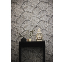 Tapeta s motivem vějíře, soška Buddhy, váza a svíčky na černém stole