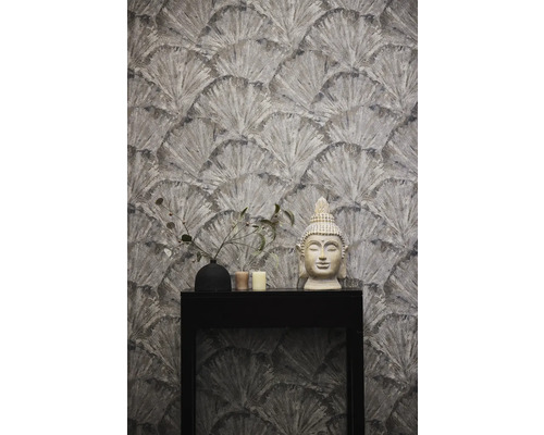 Tapeta s motivem vějíře, soška Buddhy, váza a svíčky na černém stole