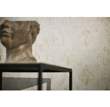 Detail vzorované tapety s dekorativním objektem v popředí.