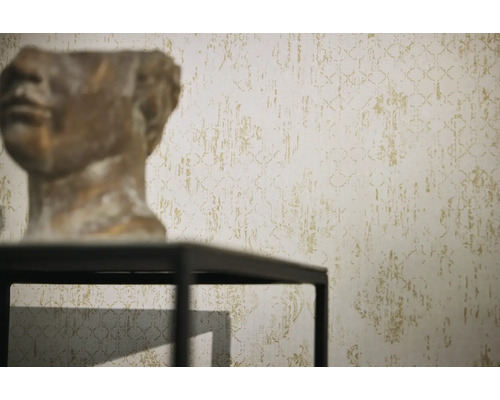 Detail vzorované tapety s dekorativním objektem v popředí.