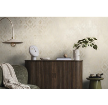 Dekorativní pokoj se vzorovanou tapetou, dřevěnou skříní a dekorativními předměty