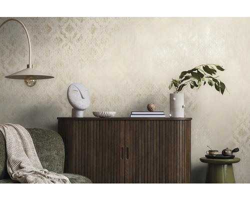 Dekorativní pokoj se vzorovanou tapetou, dřevěnou skříní a dekorativními předměty