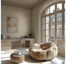 Světlá místnost se stolem, židlí, sedacím vakem a velkým oknem