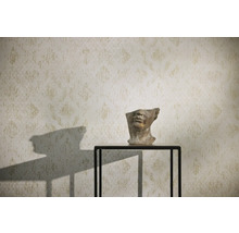 Vzorovaná tapeta se skulpturou na stole