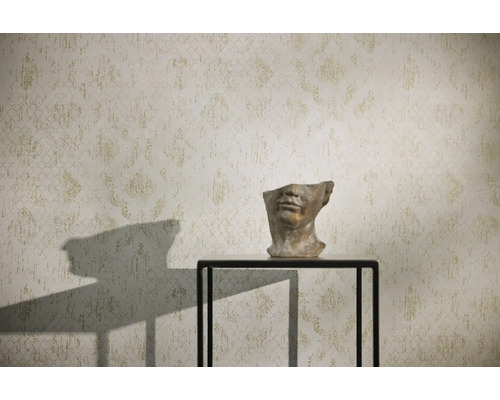 Vzorovaná tapeta se skulpturou na stole