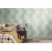 Ložnice s tapetami se vzorem a postelí s polštáři a přikrývkou