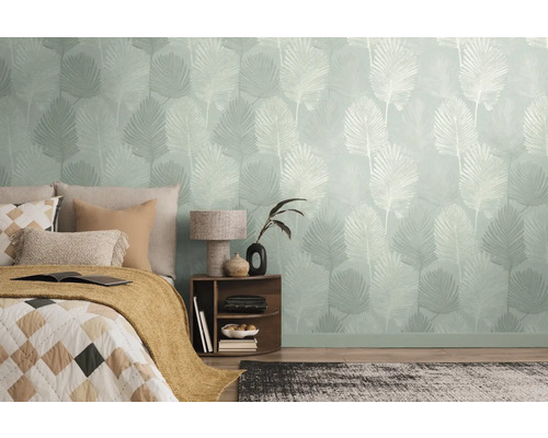 Ložnice s tapetami se vzorem a postelí s polštáři a přikrývkou