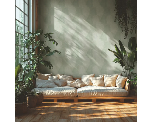 Světlá místnost s pohovkou z palet, polštáři a pokojovými rostlinami