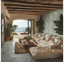 Obývací pokoj s velkou pohovkou, dřevěným trámovým stropem a výhledem na moře