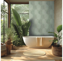 Světlá koupelna s volně stojící vanou, rostlinami a květinovou tapetou pro relaxační atmosféru