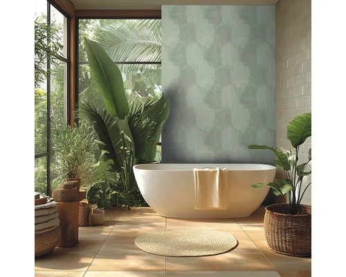 Světlá koupelna s volně stojící vanou, rostlinami a květinovou tapetou pro relaxační atmosféru