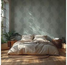 Světlá ložnice se vzorovanou tapetou, postelí, nočními stolky a rostlinami