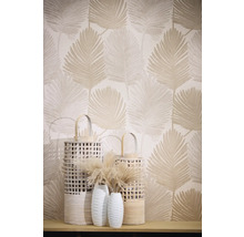 Dekorativní stěna s listovým vzorem a lucernami