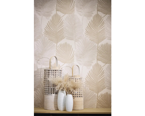 Dekorativní stěna s listovým vzorem a lucernami