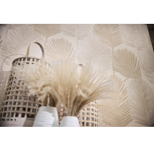 Dekorativní tapeta se vzorem listů, proutěné koše a sušené květiny v bílých vázách