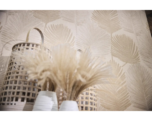 Dekorativní tapeta se vzorem listů, proutěné koše a sušené květiny v bílých vázách