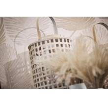 Dekorativní lucerna s pleteným designem a rukojetí